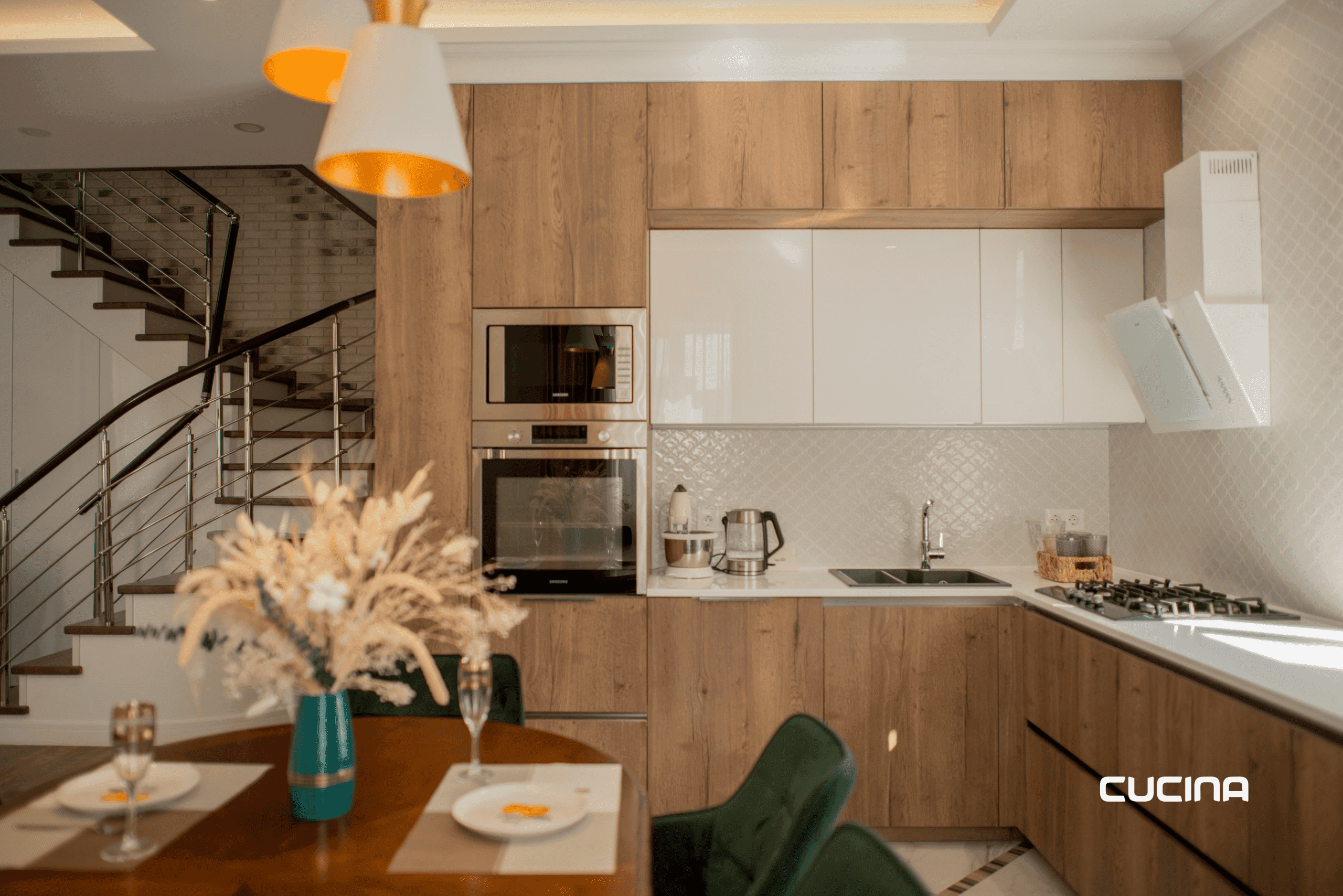 Кухня CUCINA с фасадами под дерево, белым глянцем и обеденной зоной